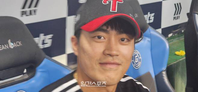 천성호가 지난 26일 사직 롯데전에서 올 시즌 세 번째 결승타를 기록한 뒤 취재진과 인터뷰를 하고 있다. IS 포토