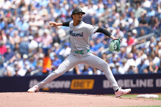 <yonhap photo-1949=""> Miami Marlins pitcher Eury P?rez (39) works against the Toronto Blue Jays during the first inning of a baseball game in Toronto, Wednesday, May 27, 2026. (Chris Young/The Canadian Press via AP) MANDATORY CREDIT/2026-05-28 04:56:52/ <저작권자 ⓒ 1980~2026 ㈜연합뉴스. 무단 전재 재배포 금지, AI 학습 및 활용 금지></yonhap>