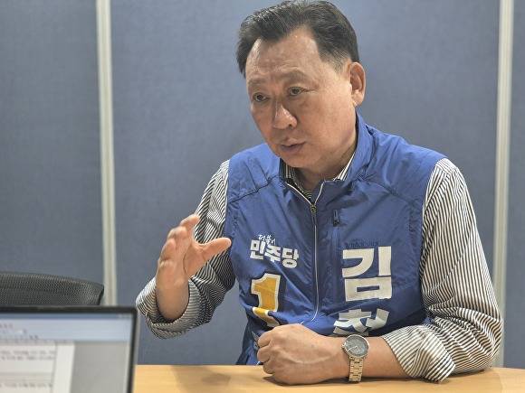 김철훈 부산 영도구청장 더불어민주당 후보가 아이뉴스24와 인터뷰를 하고 있다. [사진=박채오 기자]