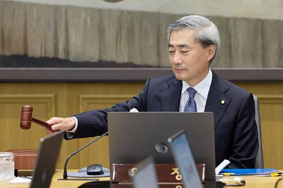 신현송 한국은행 총재가 28일 서울 중구 한은 본관에서 열린 취임 후 첫 금융통화위원회 본회의에서 의사봉을 두드리고 있다. [사진=한국은행]