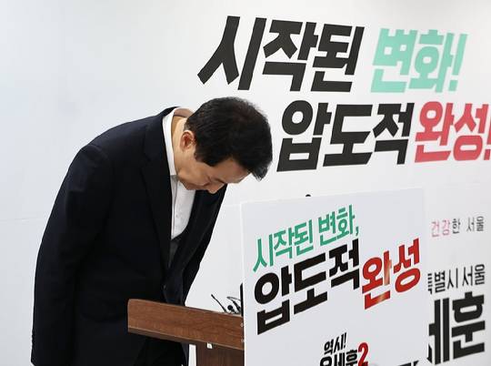 국민의힘 오세훈 서울시장 후보가 28일 서울 종로구 대왕빌딩 선거캠프에서 열린 기자간담회에서 발언을 마친 뒤 인사하고 있다. 2026.5.28 [사진=연합뉴스]