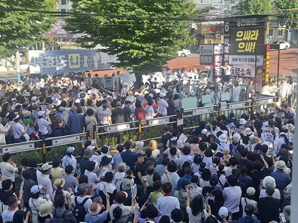 28일 오후 부산 북구 구포시장 쌈지공원에서 열린 한동훈 무소속 후보의 집중유세 현장에서 지지자들이 환호하고 있는 모습. [사진=박채오 기자]