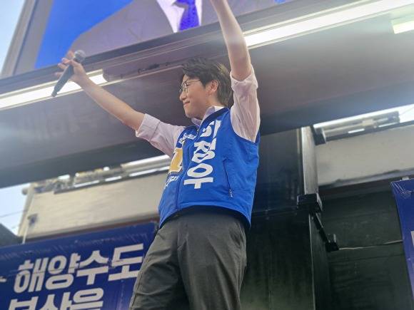 하정우 부산 북구갑 국회의원 보궐선거 더불어민주당 후보가 28일 열린 집중유세에서 지지를 호소하고 있다. [사진=박채오 기자]