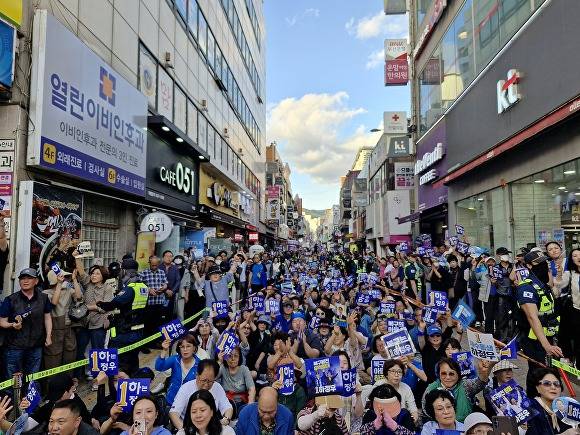 28일 오후 부산 북구 덕천역 2번출구 앞에서 열린 하정우 부산 북구갑 국회의원 보궐선거 더불어민주당 후보의 집중유세에서 지지자들이 환호하고 있는 모습. [사진=박채오 기자]