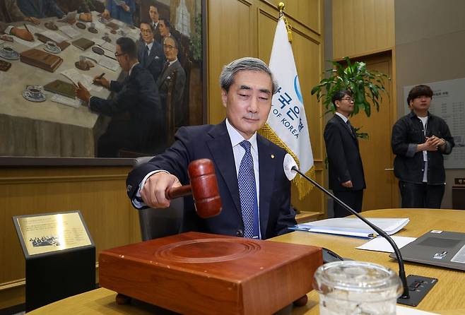 신현송 한국은행 총재가 28일 오전 서울 중구 한국은행에서 열린 금융통화위원회 본회의에 참석해 의사봉을 두드리고 있다. 우상조 기자