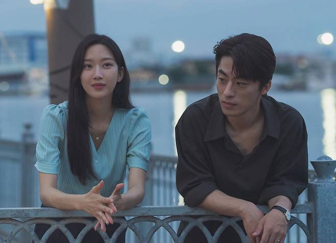 영화 '만약에 우리' 속 한 장면. 20대 시절 첫사랑 연인을 우연히 만난 정원(문가영·왼쪽)과 은호(구교환). [사진 쇼박스]