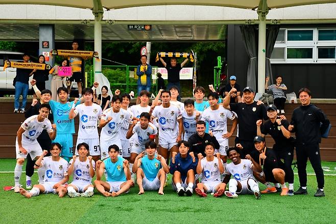▲ 춘천시민축구단 선수단이 27일 서울 중랑구립잔디운동장에서 열린 서울중랑축구단과 2026 K3K4챔피언십 16강에서 대승을 거둔 뒤 기뻐하고 있다. 춘천시민축구단 제공