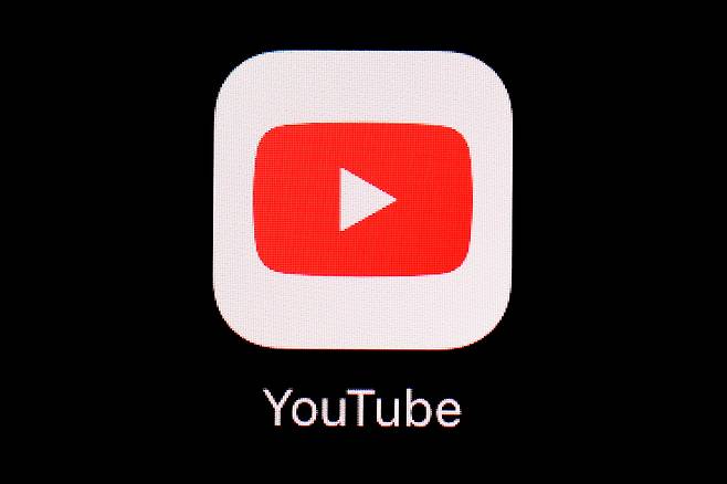 The YouTube app is displayed on an iPad in Baltimore on March 20, 2018. [AP/YONHAP]