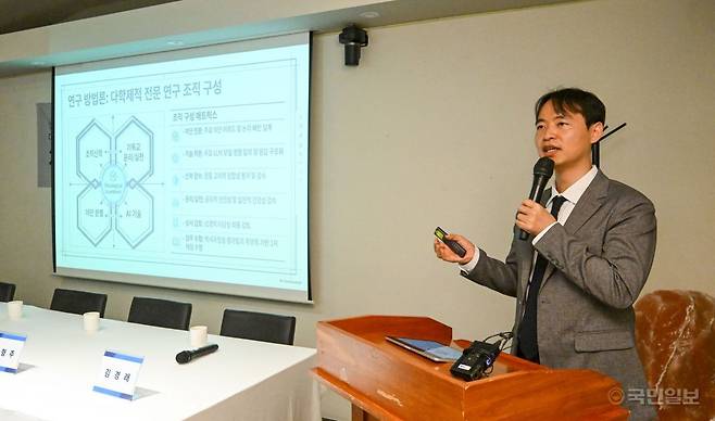 김경래 장신대 교수가 28일 서울 중구 달개비에서 열린 기자간담회에서 신학에 관한 AI의 답변을 분석한 결과를 발표하고 있다. 신석현 포토그래퍼