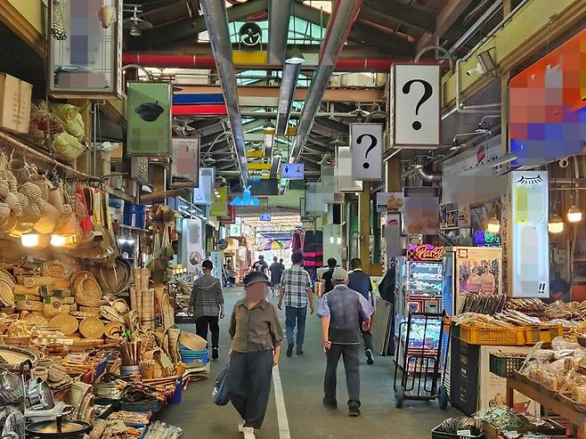 지난 27일 전주 남부시장에서 시민들이 돌아다니고 있다. [한수진 기자]