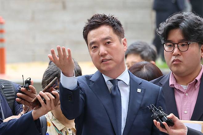 유튜버 김세의를 상대로 120억원의 손해배상소송을 제기한 배우 김수현이 청구액을 높일 방침이다.  사진은 26일 서울 서초구 서울중앙지법에서 성폭력범죄의 처벌 등에 관한 특례법 위반(카메라 등 이용 촬영물 반포 등) 혐의로 구속 전 피의자 심문(영장실질심사)에 출석한 김세의. /사진=뉴시스