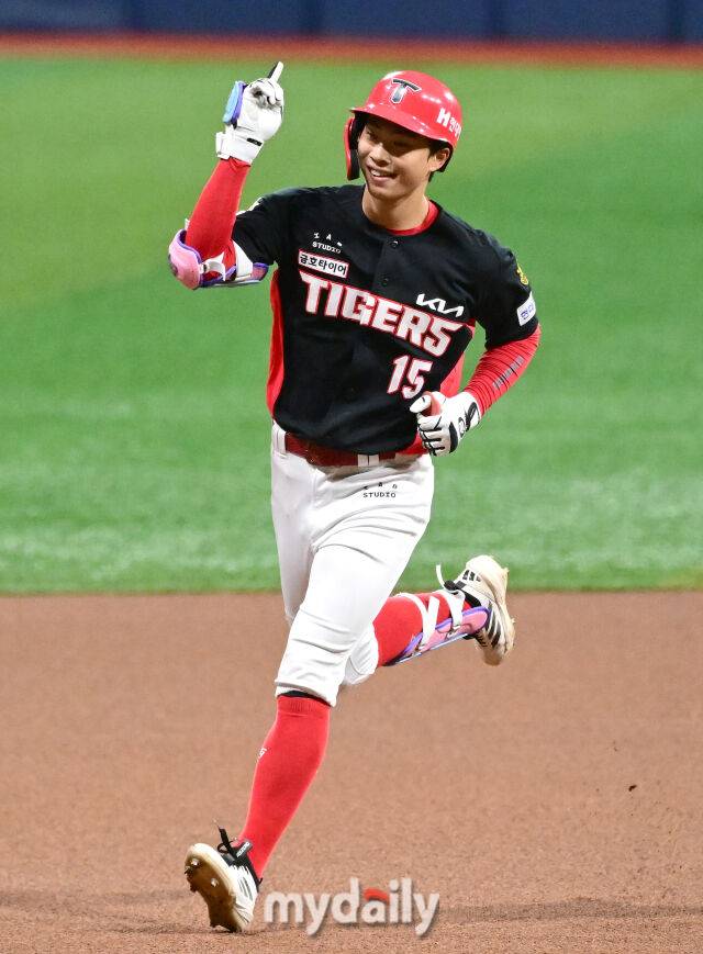 2026년 5월 27일 오후 서울 고척스카이돔에서 열린 '2026 신한 SOL KBO리그' KIA 타이거즈와 키움 히어로즈의 경기. KIA 박재현이 1회초 선두타자로 나와 키움 선발투수 알칸타라의 초구를 홈런으로 만든 뒤 그라운드를 돌고 있다./고척=유진형 기자 zolong@mydaily.co.kr