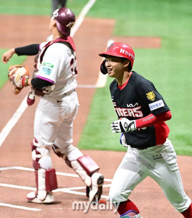 2026년 5월 27일 오후 서울 고척스카이돔에서 열린 '2026 신한 SOL KBO리그' KIA 타이거즈와 키움 히어로즈의 경기. KIA 박재현이 1회초 선두타자로 나와 키움 선발투수 알칸타라의 초구를 홈런으로 만든 뒤 환하게 웃고 있다./고척=유진형 기자 zolong@mydaily.co.kr