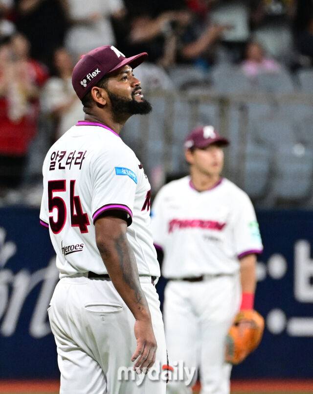2026년 5월 27일 오후 서울 고척스카이돔에서 열린 '2026 신한 SOL KBO리그' KIA 타이거즈와 키움 히어로즈의 경기. 키움 선발투수 알칸타라가 8회초 KIA 나성범과 한준수에게 백투백 홈런을 맞고 당황하고 있다./고척=유진형 기자 zolong@mydaily.co.kr