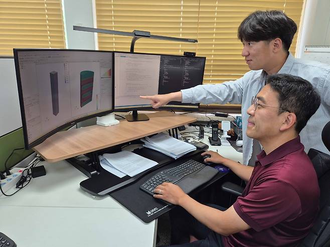 한국원자력연구원 연구진이 실제 처분환경에 가까운 평가를 위해 화학반응과 장기 상호작용까지 함께 반영한 THMC 기반 성능평가 모델을 살펴보고 있다.[한국원자력연구원 제공]
