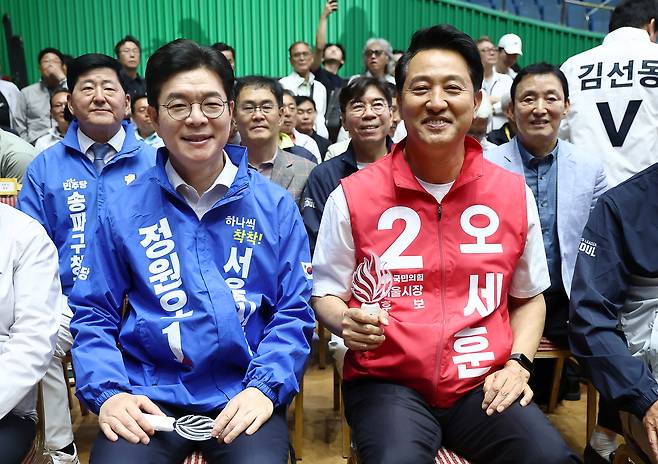 더불어민주당 정원오 서울시장 후보와 국민의힘 오세훈 서울시장 후보가 16일 서울 잠실 실내체육관에서 열린 2026서울시민체육대축전에 참석해 있다.[연합]