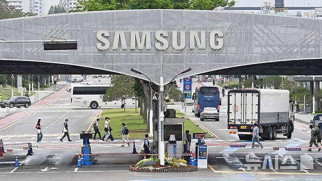 [수원=뉴시스] 김종택기자 = 삼성전자 노동조합의 '2026년 임금교섭 잠정합의안'이 노조원 찬반투표에서 73.7%의 찬성률로 27일 가결됐다.초기업노조(최대 노조)와 전국삼성전자노동조합(전삼노, 2대 노조) 찬성률은 각각 80.6%, 21.1%를 기록했다.사진은 이날 경기 수원시 영통구 삼성전자 수원본사 모습. 2026.05.27. jtk@newsis.com