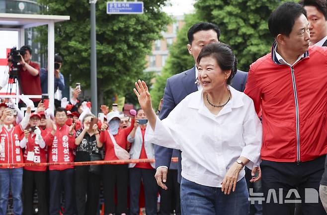[원주=뉴시스] 김근수 기자 = 박근혜 전 대통령이 28일 오전 강원 원주 중앙시장에서 열린 김진태 국민의힘 강원도지사 후보 지지 현장 방문에서 시민들에게 인사를 하고 있다. 2026.05.28. ks@newsis.com