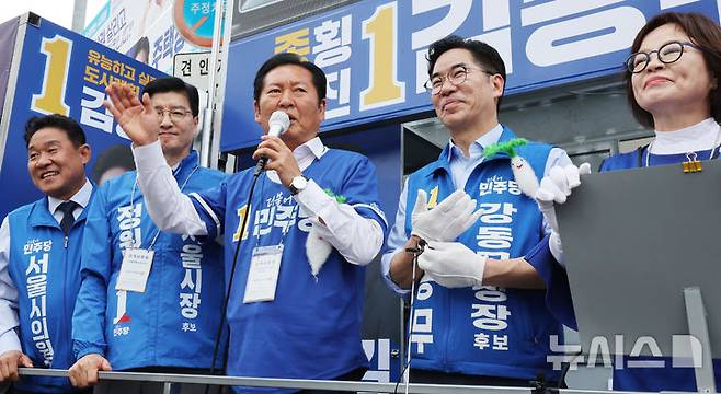 [서울=뉴시스] 박주성 기자 = 더불어민주당 정청래 총괄상임선거대책위원장이 28일 오전 서울 강동구 암사역사거리에서 김종무 강동구청장 후보 지지를 호소하고 있다.  2026.05.28. park7691@newsis.com