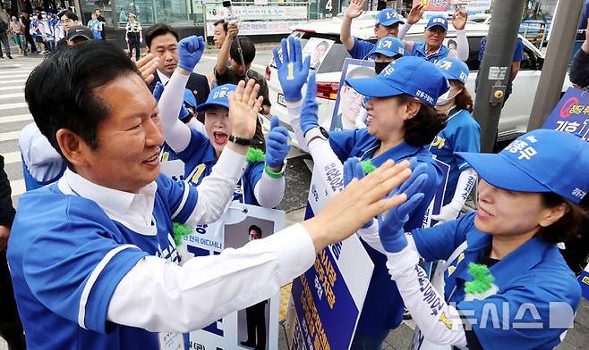 [서울=뉴시스] 박주성 기자 = 더불어민주당 정청래 총괄상임선거대책위원장이 28일 오전 서울 강동구 암사역사거리에서 김종무 강동구청장 후보 지원 유세 후 선거운동원들과 하이파이브를 하고 있다.  2026.05.28. park7691@newsis.com