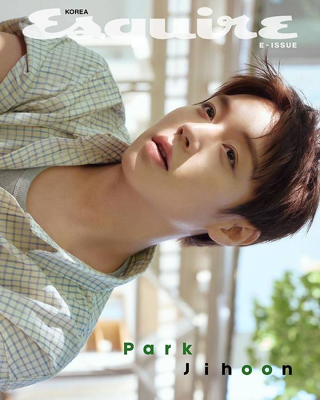 Singer and actor Park Ji-hoon exudes a fresh, early-summer charm in his digital cover shoot for Esquire magazine. The shoot was done in collaboration with fragrance brand Formant, and Park shared his love for his favorite fragrances.This year, Park Ji-hoon solidified his position as a box office actor with the movie The Man Who Lives with the King, which has accumulated over 16 million viewers. He also recently released a solo album and held a successful fan meeting.