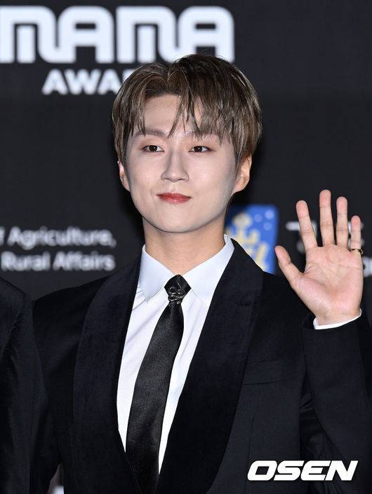 [OSEN=오사카(일본), 이대선 기자] 29일 오후(현지시간) 일본 교세라 돔 오사카에서 ‘MAMA AWARDS’ 레드카펫 행사가 진행됐다.그룹 포레스텔라 조민규가 레드카펫을 밟고 있다. 2022.11.29 /sunday@osen.co.kr