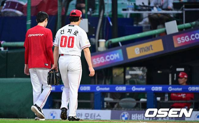 [OSEN=인천, 최규한 기자] 28일 인천 SSG랜더스필드에서 ‘2026 신한 SOL Bank KBO리그’ SSG 랜더스와 삼성 라이온즈의 경기가 열렸다.홈팀 SSG는 히라모토 긴지로, 방문팀 삼성은 최원태를 선발로 내세웠다.5회초 무사에서 SSG 선발 히라모토 긴지로가 마운드를 내려가고 있다. 2026.05.28 / dreamer@osen.co.kr