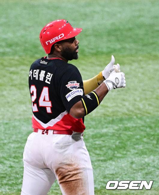 [OSEN=고척, 지형준 기자] 28일 오후 서울 고척스카이돔에서 2026 신한 SOL KBO리그 키움 히어로즈와 KIA 타이거즈의 경기가 열렸다.이날 키움은 케니 로젠버그, KIA는 황동하를 선발로 내세웠다.2회초 무사에서 KIA 아데를린이 좌중간 2루타를 날리고 실책을 틈타 3루에 안착하며 기뻐하고 있다. 2026.05.28&nbsp;/ jpnews@osen.co.kr
