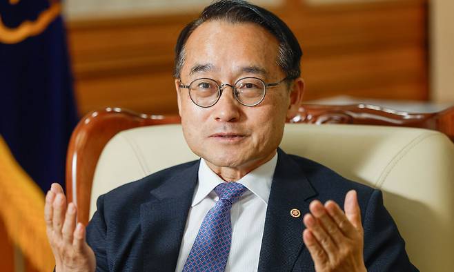 허철훈 중앙선거관리위원회 사무총장이 19일 경기 과천 중앙선관위에서 세계일보와 인터뷰하고 있다. 허 사무총장은 “AI 기술을 활용한 가짜뉴스는 신속한 삭제와 조기 차단이 무엇보다 중요하다”고 강조했다. 과천=최상수 기자