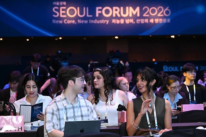 28일 서울 중구 신라호텔에서 열린 서울포럼2026에서 외국인 참가자들이 자리하고 있다. 성형주 기자