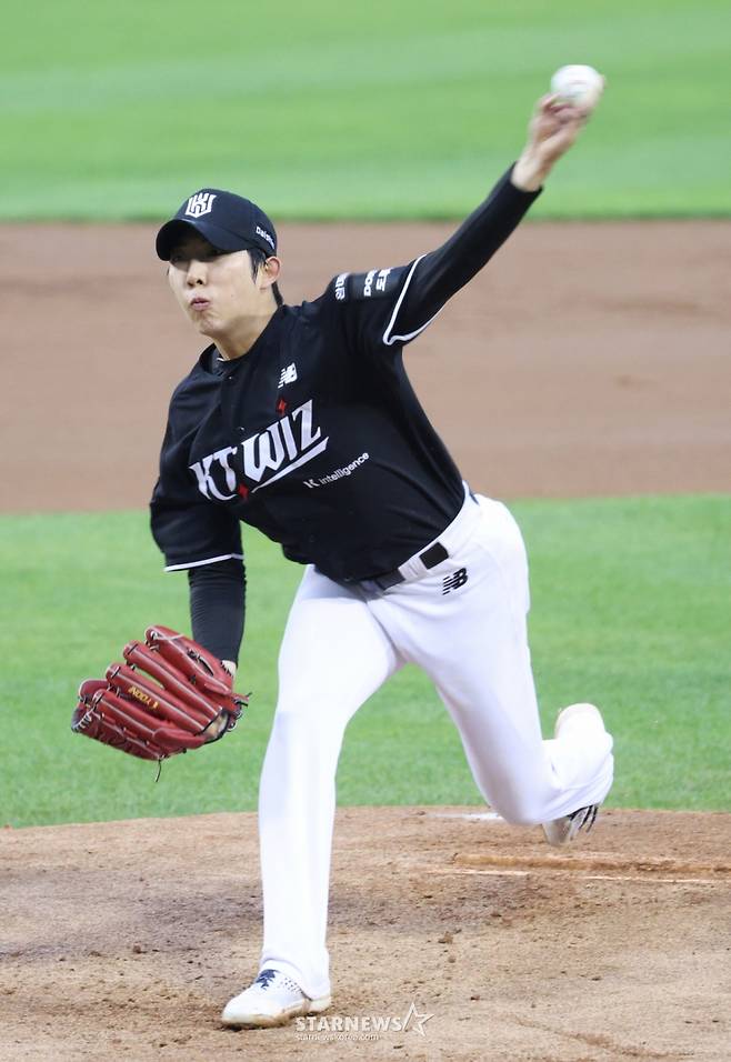 2026 신한 SOL KBO리그 두산 베어스 대 KT 위즈 경기가 27일 서울 잠실야구장에서 열렸다.  KT 오원석이 역투하고 있다. /사진=김진경 대기자