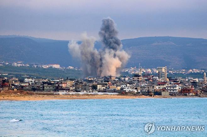 이스라엘군의 공습으로 연기가 피어오르는 레바논 남부 티레 [AFP 연합뉴스. 재판매 및 DB 금지]