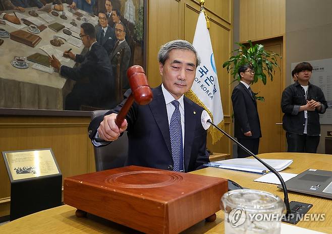 의사봉 두드리는 신현송 한국은행 총재 (서울=연합뉴스) 신현송 한국은행 총재가 28일 서울 중구 한국은행에서 열린 금융통화위원회 본회의에 참석해 의사봉을 두드리고 있다. 2026.5.28 [사진공동취재단] photo@yna.co.kr