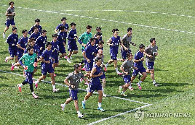 본격적인 몸풀기 (헤리먼[미국 유타주]=연합뉴스) 신준희 기자 = 27일(현지시간) 오후 미국 유타주 헤리먼에 위치한 자이언스뱅크 트레이닝센터에서 축구 국가대표팀 홍명보 감독과 손흥민, 조규성, 황희찬 등 선수들이 몸을 풀고 있다. 2026.5.28 hama@yna.co.kr