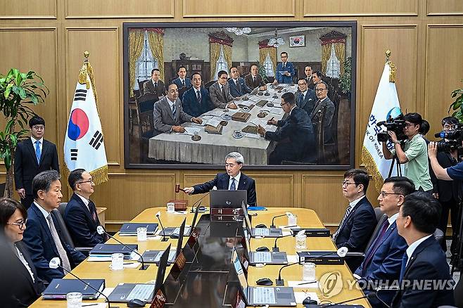 의사봉 두드리는 신현송 한국은행 총재 (서울=연합뉴스) 신현송 한국은행 총재가 28일 서울 중구 한국은행에서 열린 금융통화위원회 본회의에서 의사봉을 두드리고 있다. 2026.5.28 [사진공동취재단] photo@yna.co.kr
