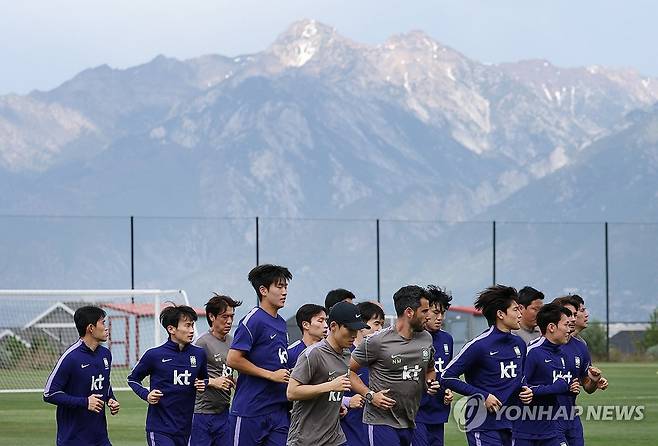고지대 적응훈련 (헤리먼[미국 유타주]=연합뉴스) 신준희 기자 = 25일(현지시간) 오후 미국 유타주 헤리먼에 위치한 자이언스뱅크 트레이닝센터에서 축구 국가대표팀 홍명보 감독과 선수들이 몸을 풀고 있다. 2026.5.26 hama@yna.co.kr