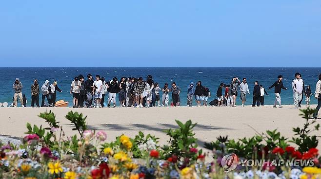 경포해수욕장의 수학여행 학생들 (강릉=연합뉴스) 유형재 기자 = 황금연휴를 하루 앞둔 30일 강원 강릉시 경포해변에서 수학여행 온 학생들이 즐거운 추억을 만들고 있다. 2026.4.30 yoo21@yna.co.kr