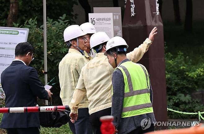 서소문 고가 사고현장 방문한 김윤덕 장관 (서울=연합뉴스) 김인철 기자 = 김윤덕 국토교통부 장관이 28일 서울 서대문구 서소문 고가차도 붕괴 사고 현장을 방문해 이동하고 있다. 2026.5.28 yatoya@yna.co.kr
