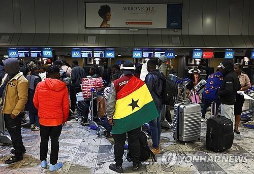 남아공 공항에서 출국 준비 중에 가나 국기를 두른 남성   [로이터=연합뉴스 자료사진. 재판매 및 DB금지]