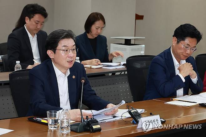 이억원 금융위원장, 제5차 포용적 금융 대전환 회의 주재 (서울=연합뉴스) 이억원 금융위원장이 28일 서울 중구 신용회복위원회 서민금융통합지원센터에서 열린 제5차 포용적 금융 대전환 회의에서 발언하고 있다. 2026.5.28 [금융위원회 제공. 재판매 및 DB 금지] photo@yna.co.kr