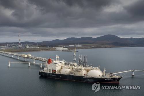 사할린-2에서 생산된 LNG 싣는 유조선 [AP=연합뉴스 자료사진. 재판매 및 DB금지]