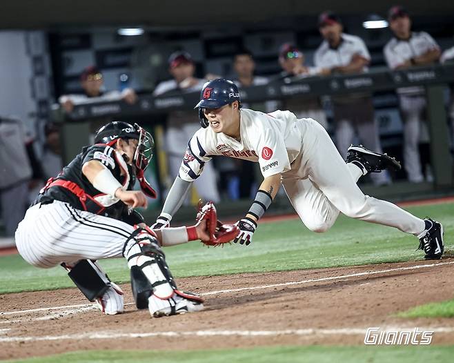 홈으로 슬라이딩하는 고승민 [롯데 자이언츠 제공. 재판매 및 DB 금지]