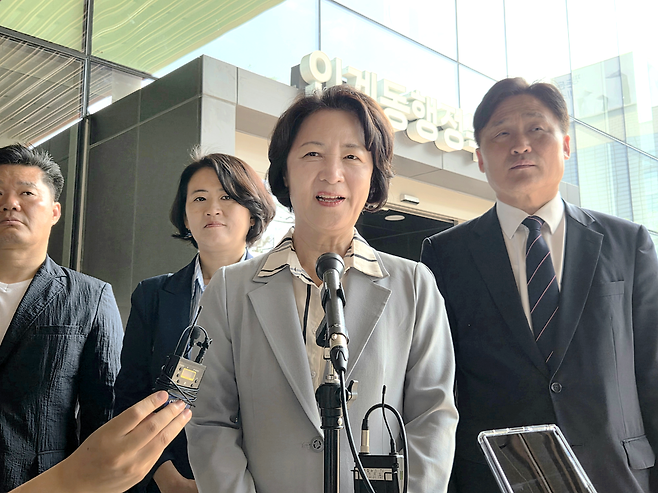▲ 추미애 더불어민주당 경기도지사 후보가 29일 오전 수원시 팔달구 인계동 행정복지센터에서 사전투표를 마친 뒤 취재진 질문에 답하고 있다. /박다예 기자 pdyes@incheonilbo.com
