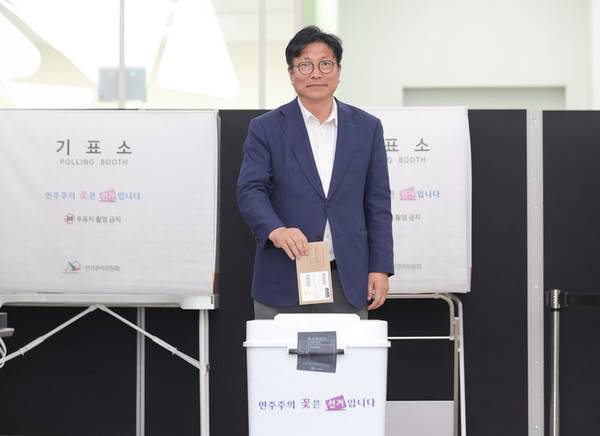 29일 미추홀구 평생학습관 주안4동 사전투표소에서 도성훈 인천시교육감 후보가 사전투표를 하고 있다. [사진=도성훈 후보 캠프]