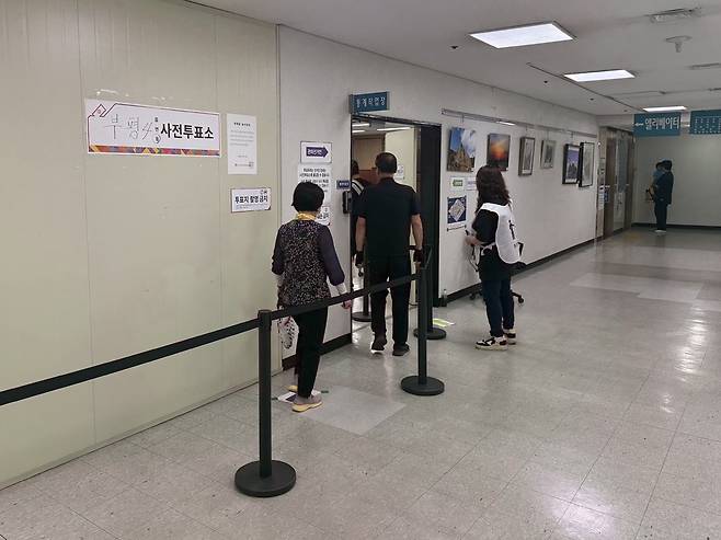 제9회 전국동시지방선거 사전투표 첫날인 29일 오전 7시 인천시 부평구청사 지하 1층에 마련된 부평4동 사전투표소에 시민들이 투표를 하기 위해 입장하고 있다. <우제성 기자>