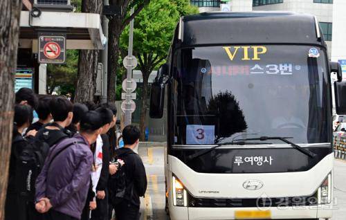 춘천시민버스 노사 협상 결렬로 27일 첫차부터 무기한 파업에 돌입한 가운데 춘천 명동의 정류장에서 시민들이 대체 투입된 전세 버스를 탑승하고 있다. 신세희기자