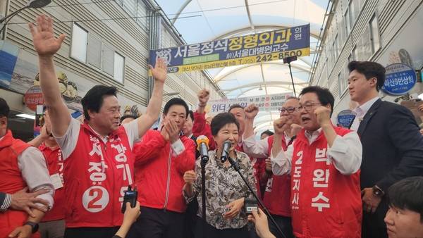 전직 대통령 박근혜 씨가 29일 마산어시장을 찾아 박완수 경남도지사 후보와 강기윤 창원시장 후보 지지를 호소하고 있다. /우귀화 기자
