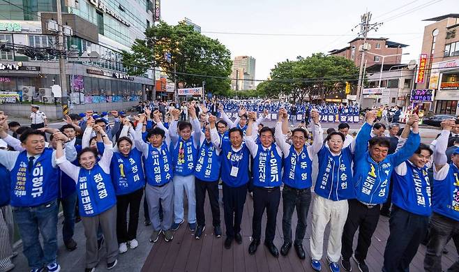 오중기 경북도지사 후보가 지난 28일 구미를 방문한 정청래 더불어민주당 대표 및 같은당 광역·기초의원 후보들과 집중유세 후 손을 맞잡고 지방선거 승리를 다짐하고 있다./오중기 후보 제공
