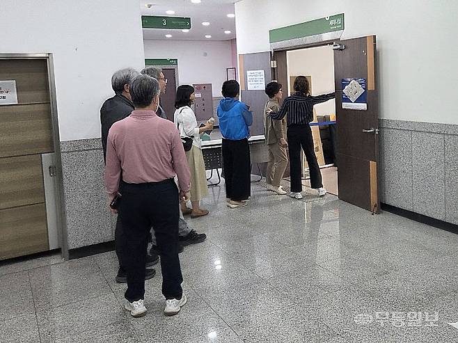 제9회 전국동시지방선거 사전투표 첫날인 29일 광주 북구 삼각동 사전투표소에 유권자들의 발길이 이어지고 있다. 박소영 기자