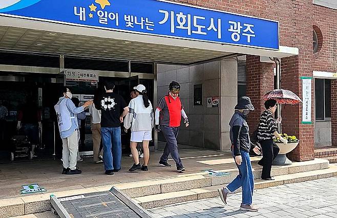 제9회 전국동시지방선거 사전투표 첫날인 29일 광주 서구 치평동 사전투표소 5·18자유관에 유권자들의 발길이 이어지고 있다. 강주비 기자